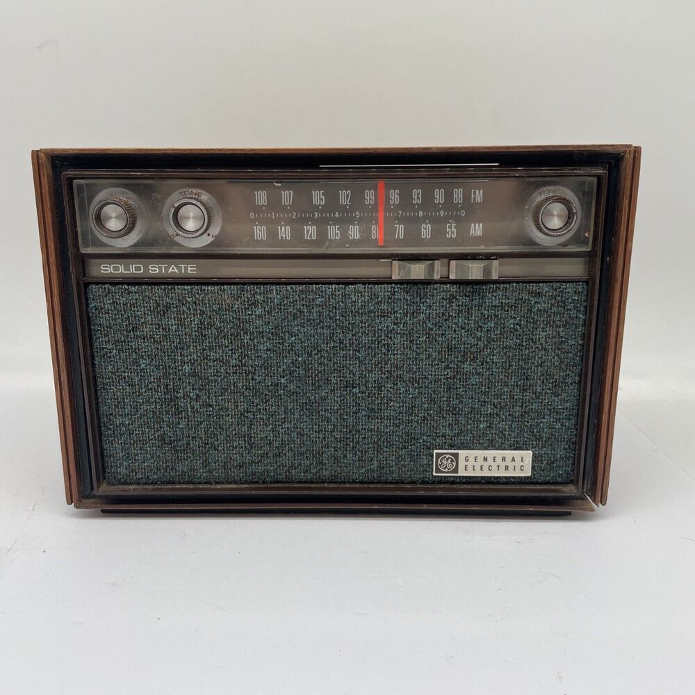 Vintage GE General Electric Solid State AM/FM radio Model T1284H, mid-1960s
